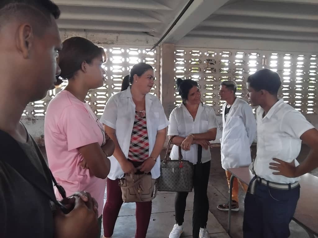 Intercambian especialistas de diferentes sectores en #Moa con estudiantes, durante la semana del ejercicio estratégico contra las drogas. En prever está el arte de salvar.
#CubaPorLaSalud
#CubaEduca