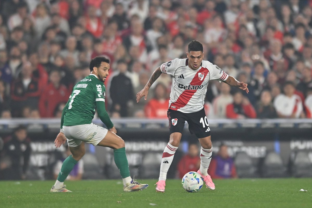 Saliste a jugar con el planteo amarrete de 5 defensores y dos jugadores en el medio que no les da para estos partidos.

Horrible lo de River. Tuvo mucha suerte de no comerse 4 y de que le caiga un gol como el de Quarta, que te deja vivo. Veremos en Brasil que pasa. Opiniones?