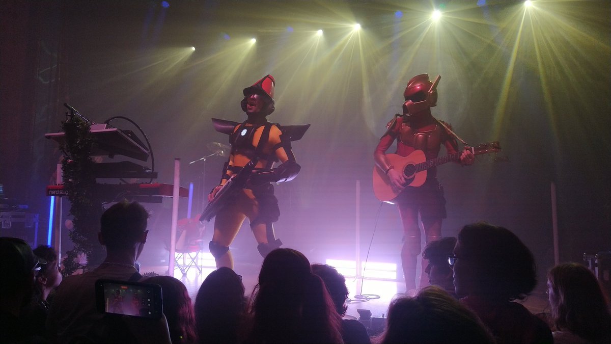 spartytoon's tweet image. Sung and Phobos were consumed by the light for a second there but they were okay.