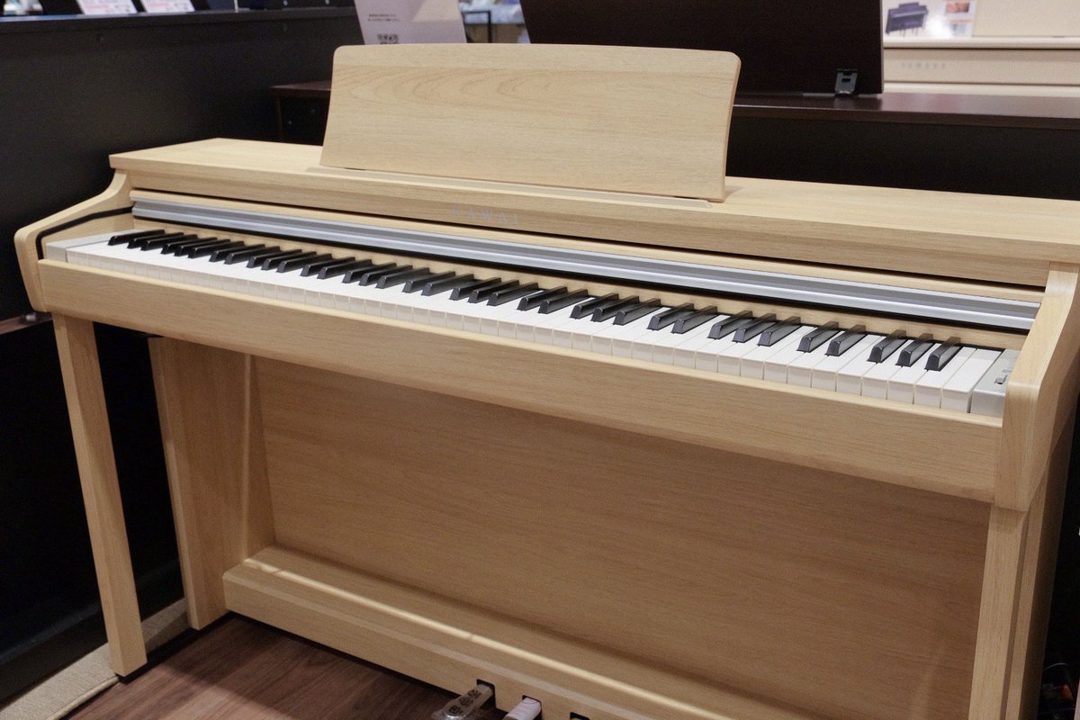 shima_shinjuku's tweet image. 【#電子ピアノ】#KAWAI
本日9/18(木) KAWAI（カワイ）新作CXシリーズより『CX302』が発売！新宿店ではライトオーク調を展示中です。
日常の練習にぴったりの一台、ぜひ店頭でお試しください✨

【商品詳細】x.gd/k7BU4
【試奏・商談ご予約】x.gd/1CVyx

島村楽器新宿店 榎本