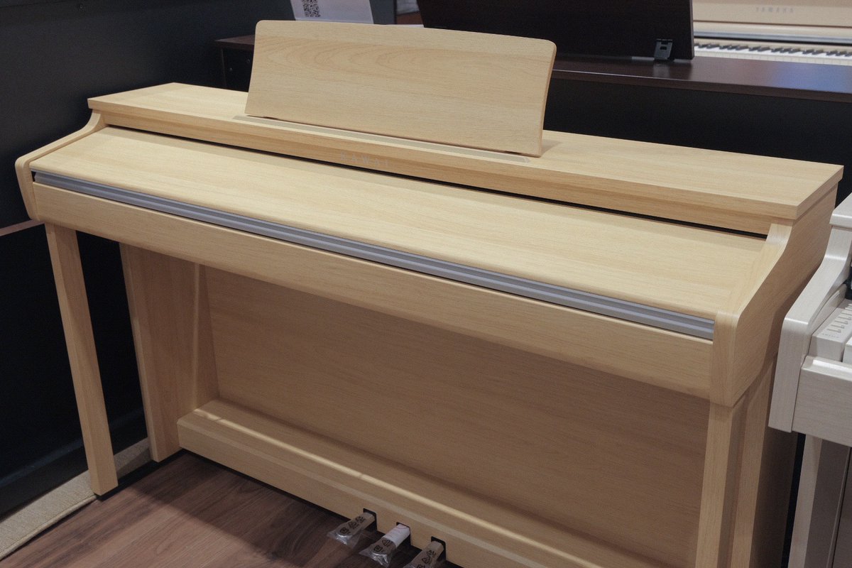 shima_shinjuku's tweet image. 【#電子ピアノ】#KAWAI
本日9/18(木) KAWAI（カワイ）新作CXシリーズより『CX302』が発売！新宿店ではライトオーク調を展示中です。
日常の練習にぴったりの一台、ぜひ店頭でお試しください✨

【商品詳細】x.gd/k7BU4
【試奏・商談ご予約】x.gd/1CVyx

島村楽器新宿店 榎本