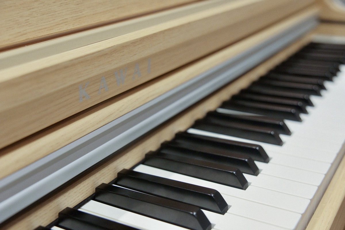 shima_shinjuku's tweet image. 【#電子ピアノ】#KAWAI
本日9/18(木) KAWAI（カワイ）新作CXシリーズより『CX302』が発売！新宿店ではライトオーク調を展示中です。
日常の練習にぴったりの一台、ぜひ店頭でお試しください✨

【商品詳細】x.gd/k7BU4
【試奏・商談ご予約】x.gd/1CVyx

島村楽器新宿店 榎本