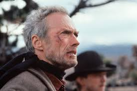 merlinpapin3's tweet photo. .@FredOL69007 #DéfiCinéClassique2025 Septembre (Western) Vu le Film #Impitoyable de Clint Eastwood (1992) avec Clint Eastwood Gene Hackman Morgan Freeman Richard Harris Anna Thomson Frances Fisher Jaimz Woolvett Rob Campbell
En 1880, à Big Whiskey, une petite ville du Wyoming, Delilah, une prostituée, est défigurée au couteau par un client ivre pour avoir ri de la taille de son pénis. Le shérif de la ville, « Little Bill » Daggett, un ancien tueur qui fait régner l'ordre dans la ville, impose au coupable une amende de sept chevaux à verser au proxénète. Les prostituées de la maison close, indignées par la clémence du shérif, promettent une récompense de mille dollars à quiconque tuera le coupable et son complice.
Impitoyable (Unforgiven, 1992) marque un sommet dans la carrière de Clint Eastwood et, plus largement, dans l’histoire du western. Le film s’ouvre sur une Amérique crépusculaire, à la fin du XIXe siècle, où la légende de l’Ouest s’efface au profit d’une vision plus âpre, plus désenchantée. William Munny (Clint Eastwood), ancien tueur repenti, élève seul ses enfants dans une ferme boueuse après la mort de sa femme. Il vit dans la misère, tentant maladroitement d’élever des cochons, et semble avoir laissé derrière lui ses années sanglantes. Mais le passé finit par le rattraper lorsque le jeune Kid Schofield (Jaimz Woolvett), un gamin impulsif rêvant de devenir une légende, vient lui proposer un contrat : venger une prostituée défigurée par deux cowboys dans une petite ville tenue d’une main de fer par le shérif Little Bill Daggett (Gene Hackman).
Munny hésite, il a promis à sa femme défunte de ne plus replonger dans la violence. Pourtant, poussé par la pauvreté et par le souvenir de ce qu’il fut, il accepte. Il part sur la route avec son vieil ami Ned Logan (Morgan Freeman), ancien compagnon de ses chevauchées sanglantes, lui aussi vieilli, fatigué, tenté mais craintif. Les trois hommes s’engagent alors dans une quête ambiguë, où l’appât du gain se mêle au désir de rédemption et au besoin de prouver encore une fois qu’ils appartiennent à un monde en train de disparaître.
Le film repose sur un casting magistral. Gene Hackman, récompensé par l’Oscar du meilleur second rôle, incarne un shérif terrifiant, autoritaire, brutal et manipulateur, qui impose sa loi plus par la peur que par la justice. Son personnage est fascinant : cruel mais charismatique, il symbolise un pouvoir corrompu sous couvert d’ordre. Morgan Freeman, en Ned Logan, apporte une humanité bouleversante : son personnage se rend compte qu’il n’a plus l’estomac pour tuer, qu’il vieillit, et que la violence a un prix terrible. Jaimz Woolvett, en Kid maladroit et vantard, incarne la jeunesse naïve fascinée par la gloire, mais qui découvre trop tard l’horreur de la réalité. Et Clint, lui, habite William Munny avec une intensité bouleversante : un homme usé, hanté par ses crimes passés, qui finit par redevenir ce qu’il voulait fuir.
Ce qui frappe dans Impitoyable, c’est l’absence de romantisme. L’Ouest n’a rien de glorieux : c’est un monde de boue, de sang, de misère et de solitude. Jack N. Green filme des paysages crépusculaires, grisâtres, traversés par le vent et la pluie. La photographie traduit la fin d’un monde mythifié au cinéma. Lennie Niehaus signe une musique discrète, élégiaque, presque funèbre, qui accompagne le récit comme un murmure. Rien n’est flamboyant : tout est sec, rude, implacable, à l’image du titre.
Eastwood déconstruit le western classique. Ici, pas de héros flamboyant, pas de duel stylisé : la violence est sale, lâche, terrifiante. La scène où le premier cowboy est tué est un modèle : longue, douloureuse, loin de toute exaltation. Lorsque Munny finit par redevenir le tueur qu’il était, armé dans le saloon, l’explosion de violence a des allures d’apocalypse, mais elle n’apporte aucune gloire, seulement le silence et la peur.
Le film a remporté quatre Oscars majeurs : Meilleur Film, Meilleur Réalisateur pour Eastwood, Meilleur Second Rôle pour Hackman et Meilleur Montage. Il redonne ses lettres de noblesse au western, un genre que l’on croyait moribond. Avec Danse avec les loups de Kevin Costner (1990), il forme un diptyque qui ressuscite le mythe tout en le démystifiant. Là où Costner magnifiait l’Ouest dans une fresque humaniste, Eastwood le plonge dans la boue et le sang, refusant toute idéalisation.
Ce qui rend Impitoyable inoubliable, ce sont ses personnages complexes, chacun porteur d’un monde intérieur qui pourrait suffire à un film entier : Munny et sa lutte contre lui-même, Ned et son désir de paix, le Kid et son apprentissage de la désillusion, Little Bill et sa soif de pouvoir. Eastwood prouve, comme dans Mystic River dix ans plus tard, qu’il sait peindre des fresques morales où chaque figure humaine est ambivalente, à la fois victime et bourreau.
À mes yeux, Impitoyable est plus qu’un western : c’est une méditation sur la mémoire, la violence et la légende. Eastwood signe une œuvre testamentaire qui regarde en arrière sur toute l’histoire du genre, mais aussi sur sa propre carrière, lui qui fut l’icône de Sergio Leone et du western spaghetti. Le film enterre les illusions de gloire, et ne laisse qu’un constat amer : l’Ouest a existé, mais il fut impitoyable.