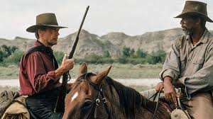 merlinpapin3's tweet photo. .@FredOL69007 #DéfiCinéClassique2025 Septembre (Western) Vu le Film #Impitoyable de Clint Eastwood (1992) avec Clint Eastwood Gene Hackman Morgan Freeman Richard Harris Anna Thomson Frances Fisher Jaimz Woolvett Rob Campbell
En 1880, à Big Whiskey, une petite ville du Wyoming, Delilah, une prostituée, est défigurée au couteau par un client ivre pour avoir ri de la taille de son pénis. Le shérif de la ville, « Little Bill » Daggett, un ancien tueur qui fait régner l'ordre dans la ville, impose au coupable une amende de sept chevaux à verser au proxénète. Les prostituées de la maison close, indignées par la clémence du shérif, promettent une récompense de mille dollars à quiconque tuera le coupable et son complice.
Impitoyable (Unforgiven, 1992) marque un sommet dans la carrière de Clint Eastwood et, plus largement, dans l’histoire du western. Le film s’ouvre sur une Amérique crépusculaire, à la fin du XIXe siècle, où la légende de l’Ouest s’efface au profit d’une vision plus âpre, plus désenchantée. William Munny (Clint Eastwood), ancien tueur repenti, élève seul ses enfants dans une ferme boueuse après la mort de sa femme. Il vit dans la misère, tentant maladroitement d’élever des cochons, et semble avoir laissé derrière lui ses années sanglantes. Mais le passé finit par le rattraper lorsque le jeune Kid Schofield (Jaimz Woolvett), un gamin impulsif rêvant de devenir une légende, vient lui proposer un contrat : venger une prostituée défigurée par deux cowboys dans une petite ville tenue d’une main de fer par le shérif Little Bill Daggett (Gene Hackman).
Munny hésite, il a promis à sa femme défunte de ne plus replonger dans la violence. Pourtant, poussé par la pauvreté et par le souvenir de ce qu’il fut, il accepte. Il part sur la route avec son vieil ami Ned Logan (Morgan Freeman), ancien compagnon de ses chevauchées sanglantes, lui aussi vieilli, fatigué, tenté mais craintif. Les trois hommes s’engagent alors dans une quête ambiguë, où l’appât du gain se mêle au désir de rédemption et au besoin de prouver encore une fois qu’ils appartiennent à un monde en train de disparaître.
Le film repose sur un casting magistral. Gene Hackman, récompensé par l’Oscar du meilleur second rôle, incarne un shérif terrifiant, autoritaire, brutal et manipulateur, qui impose sa loi plus par la peur que par la justice. Son personnage est fascinant : cruel mais charismatique, il symbolise un pouvoir corrompu sous couvert d’ordre. Morgan Freeman, en Ned Logan, apporte une humanité bouleversante : son personnage se rend compte qu’il n’a plus l’estomac pour tuer, qu’il vieillit, et que la violence a un prix terrible. Jaimz Woolvett, en Kid maladroit et vantard, incarne la jeunesse naïve fascinée par la gloire, mais qui découvre trop tard l’horreur de la réalité. Et Clint, lui, habite William Munny avec une intensité bouleversante : un homme usé, hanté par ses crimes passés, qui finit par redevenir ce qu’il voulait fuir.
Ce qui frappe dans Impitoyable, c’est l’absence de romantisme. L’Ouest n’a rien de glorieux : c’est un monde de boue, de sang, de misère et de solitude. Jack N. Green filme des paysages crépusculaires, grisâtres, traversés par le vent et la pluie. La photographie traduit la fin d’un monde mythifié au cinéma. Lennie Niehaus signe une musique discrète, élégiaque, presque funèbre, qui accompagne le récit comme un murmure. Rien n’est flamboyant : tout est sec, rude, implacable, à l’image du titre.
Eastwood déconstruit le western classique. Ici, pas de héros flamboyant, pas de duel stylisé : la violence est sale, lâche, terrifiante. La scène où le premier cowboy est tué est un modèle : longue, douloureuse, loin de toute exaltation. Lorsque Munny finit par redevenir le tueur qu’il était, armé dans le saloon, l’explosion de violence a des allures d’apocalypse, mais elle n’apporte aucune gloire, seulement le silence et la peur.
Le film a remporté quatre Oscars majeurs : Meilleur Film, Meilleur Réalisateur pour Eastwood, Meilleur Second Rôle pour Hackman et Meilleur Montage. Il redonne ses lettres de noblesse au western, un genre que l’on croyait moribond. Avec Danse avec les loups de Kevin Costner (1990), il forme un diptyque qui ressuscite le mythe tout en le démystifiant. Là où Costner magnifiait l’Ouest dans une fresque humaniste, Eastwood le plonge dans la boue et le sang, refusant toute idéalisation.
Ce qui rend Impitoyable inoubliable, ce sont ses personnages complexes, chacun porteur d’un monde intérieur qui pourrait suffire à un film entier : Munny et sa lutte contre lui-même, Ned et son désir de paix, le Kid et son apprentissage de la désillusion, Little Bill et sa soif de pouvoir. Eastwood prouve, comme dans Mystic River dix ans plus tard, qu’il sait peindre des fresques morales où chaque figure humaine est ambivalente, à la fois victime et bourreau.
À mes yeux, Impitoyable est plus qu’un western : c’est une méditation sur la mémoire, la violence et la légende. Eastwood signe une œuvre testamentaire qui regarde en arrière sur toute l’histoire du genre, mais aussi sur sa propre carrière, lui qui fut l’icône de Sergio Leone et du western spaghetti. Le film enterre les illusions de gloire, et ne laisse qu’un constat amer : l’Ouest a existé, mais il fut impitoyable.