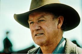 merlinpapin3's tweet photo. .@FredOL69007 #DéfiCinéClassique2025 Septembre (Western) Vu le Film #Impitoyable de Clint Eastwood (1992) avec Clint Eastwood Gene Hackman Morgan Freeman Richard Harris Anna Thomson Frances Fisher Jaimz Woolvett Rob Campbell
En 1880, à Big Whiskey, une petite ville du Wyoming, Delilah, une prostituée, est défigurée au couteau par un client ivre pour avoir ri de la taille de son pénis. Le shérif de la ville, « Little Bill » Daggett, un ancien tueur qui fait régner l'ordre dans la ville, impose au coupable une amende de sept chevaux à verser au proxénète. Les prostituées de la maison close, indignées par la clémence du shérif, promettent une récompense de mille dollars à quiconque tuera le coupable et son complice.
Impitoyable (Unforgiven, 1992) marque un sommet dans la carrière de Clint Eastwood et, plus largement, dans l’histoire du western. Le film s’ouvre sur une Amérique crépusculaire, à la fin du XIXe siècle, où la légende de l’Ouest s’efface au profit d’une vision plus âpre, plus désenchantée. William Munny (Clint Eastwood), ancien tueur repenti, élève seul ses enfants dans une ferme boueuse après la mort de sa femme. Il vit dans la misère, tentant maladroitement d’élever des cochons, et semble avoir laissé derrière lui ses années sanglantes. Mais le passé finit par le rattraper lorsque le jeune Kid Schofield (Jaimz Woolvett), un gamin impulsif rêvant de devenir une légende, vient lui proposer un contrat : venger une prostituée défigurée par deux cowboys dans une petite ville tenue d’une main de fer par le shérif Little Bill Daggett (Gene Hackman).
Munny hésite, il a promis à sa femme défunte de ne plus replonger dans la violence. Pourtant, poussé par la pauvreté et par le souvenir de ce qu’il fut, il accepte. Il part sur la route avec son vieil ami Ned Logan (Morgan Freeman), ancien compagnon de ses chevauchées sanglantes, lui aussi vieilli, fatigué, tenté mais craintif. Les trois hommes s’engagent alors dans une quête ambiguë, où l’appât du gain se mêle au désir de rédemption et au besoin de prouver encore une fois qu’ils appartiennent à un monde en train de disparaître.
Le film repose sur un casting magistral. Gene Hackman, récompensé par l’Oscar du meilleur second rôle, incarne un shérif terrifiant, autoritaire, brutal et manipulateur, qui impose sa loi plus par la peur que par la justice. Son personnage est fascinant : cruel mais charismatique, il symbolise un pouvoir corrompu sous couvert d’ordre. Morgan Freeman, en Ned Logan, apporte une humanité bouleversante : son personnage se rend compte qu’il n’a plus l’estomac pour tuer, qu’il vieillit, et que la violence a un prix terrible. Jaimz Woolvett, en Kid maladroit et vantard, incarne la jeunesse naïve fascinée par la gloire, mais qui découvre trop tard l’horreur de la réalité. Et Clint, lui, habite William Munny avec une intensité bouleversante : un homme usé, hanté par ses crimes passés, qui finit par redevenir ce qu’il voulait fuir.
Ce qui frappe dans Impitoyable, c’est l’absence de romantisme. L’Ouest n’a rien de glorieux : c’est un monde de boue, de sang, de misère et de solitude. Jack N. Green filme des paysages crépusculaires, grisâtres, traversés par le vent et la pluie. La photographie traduit la fin d’un monde mythifié au cinéma. Lennie Niehaus signe une musique discrète, élégiaque, presque funèbre, qui accompagne le récit comme un murmure. Rien n’est flamboyant : tout est sec, rude, implacable, à l’image du titre.
Eastwood déconstruit le western classique. Ici, pas de héros flamboyant, pas de duel stylisé : la violence est sale, lâche, terrifiante. La scène où le premier cowboy est tué est un modèle : longue, douloureuse, loin de toute exaltation. Lorsque Munny finit par redevenir le tueur qu’il était, armé dans le saloon, l’explosion de violence a des allures d’apocalypse, mais elle n’apporte aucune gloire, seulement le silence et la peur.
Le film a remporté quatre Oscars majeurs : Meilleur Film, Meilleur Réalisateur pour Eastwood, Meilleur Second Rôle pour Hackman et Meilleur Montage. Il redonne ses lettres de noblesse au western, un genre que l’on croyait moribond. Avec Danse avec les loups de Kevin Costner (1990), il forme un diptyque qui ressuscite le mythe tout en le démystifiant. Là où Costner magnifiait l’Ouest dans une fresque humaniste, Eastwood le plonge dans la boue et le sang, refusant toute idéalisation.
Ce qui rend Impitoyable inoubliable, ce sont ses personnages complexes, chacun porteur d’un monde intérieur qui pourrait suffire à un film entier : Munny et sa lutte contre lui-même, Ned et son désir de paix, le Kid et son apprentissage de la désillusion, Little Bill et sa soif de pouvoir. Eastwood prouve, comme dans Mystic River dix ans plus tard, qu’il sait peindre des fresques morales où chaque figure humaine est ambivalente, à la fois victime et bourreau.
À mes yeux, Impitoyable est plus qu’un western : c’est une méditation sur la mémoire, la violence et la légende. Eastwood signe une œuvre testamentaire qui regarde en arrière sur toute l’histoire du genre, mais aussi sur sa propre carrière, lui qui fut l’icône de Sergio Leone et du western spaghetti. Le film enterre les illusions de gloire, et ne laisse qu’un constat amer : l’Ouest a existé, mais il fut impitoyable.