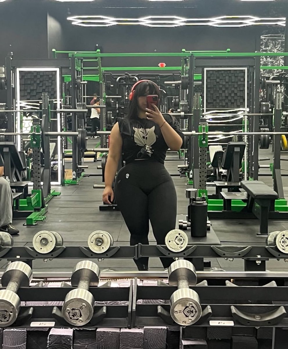 bellabreeezzy's tweet image. I love being a 4”11 thickums, it makes me so cutely compact ✨😊