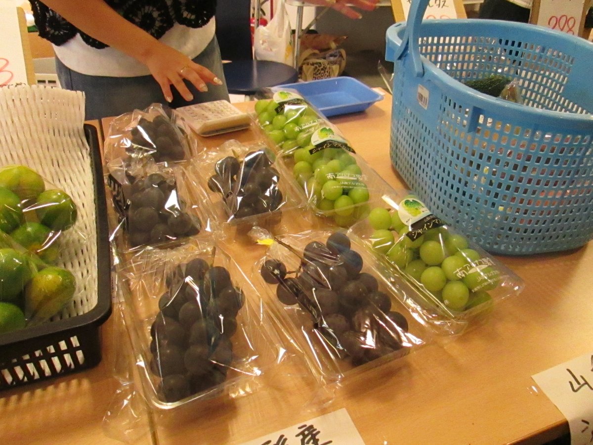 本日は八百屋さんが営業中です！
🫑🍆🍅🍌🍇

目玉商品は「さつまいも🍠1袋 100円 (税抜き)  
数量 100袋限定」です！
本日も市場直送の新鮮な野菜🫑と果物🍊を
たくさん取り揃えてお待ちしております。
ぜひお立ち寄りください😃