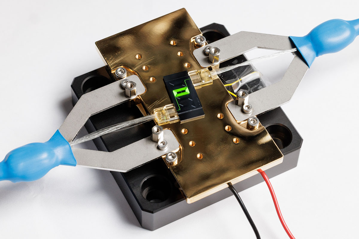 PHIX_Photonics's tweet image. ALUVia project showcases an EDWA with high gain, low noise &amp;amp; stable operation. PHIX packaged this Al2O3 PIC with an epoxy-free optical path to withstand its high power operation.

See more at @ECOC_Exhibition booth C4119 &amp;amp; in this @OpticaWorldwide article: opg.optica.org/OE/abstract.cf…