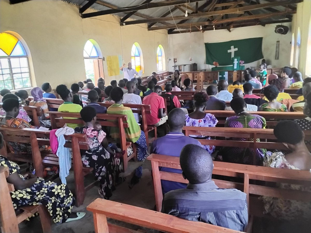 m_a_m_a_h's tweet image. Mamah team leading the community score card in Nkanja  Sub-county to improve public service delivery.#Cascadeinaction.
