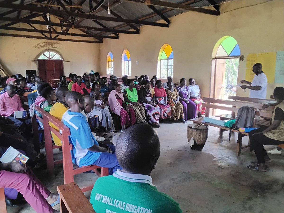 m_a_m_a_h's tweet image. Mamah team leading the community score card in Nkanja  Sub-county to improve public service delivery.#Cascadeinaction.