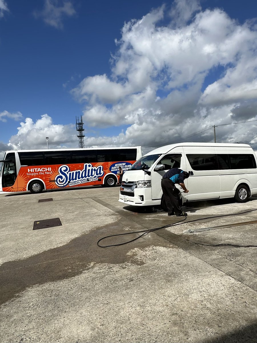 今日は洗車🚐
PC業務があるので宇佐美さんへ⛽️
偶然にも日立サンディーバさんのバスも洗車していました🚌
しかもドライバーさん汗だく手洗いで！
さすがドライバーの鑑👍
ご安全に‼️
#JDリーグ
#日立サンディーバ 
#宇佐美
#トヨタグラム
#ハイエース
#ファインテックツアラー