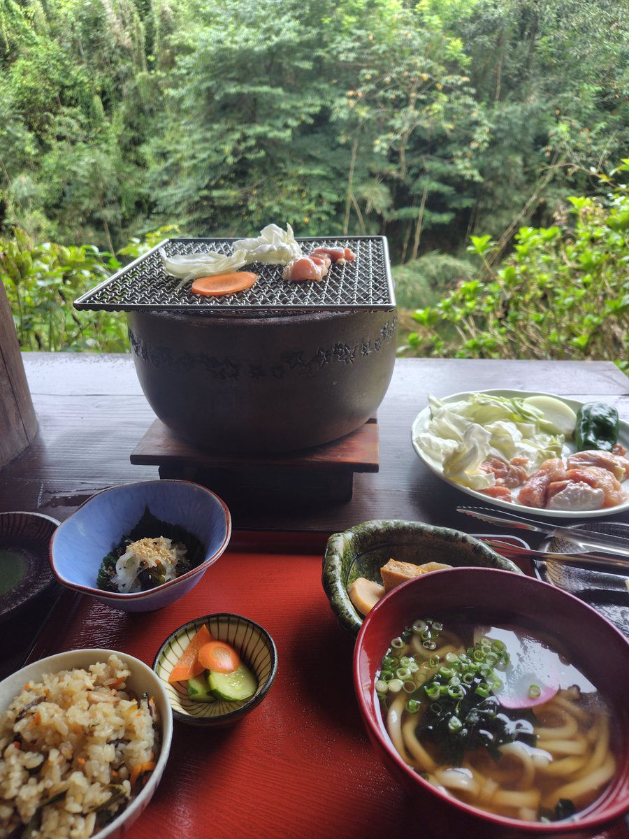 BilleLeno's tweet photo. 桜島の山頂は雲の中☁️残念だけど涼しくて快適✨

その後ナビと喧嘩🤣「そんな道ねぇ！」って言われながら九州道を東へ…
結局仲直りして辿り着いたのは都城「ごろん亭」

川沿い素敵な席でいただく地鶏は最高でした🐓🔥ナイスリカバー😀 https://t.co/huLDcCZUh0