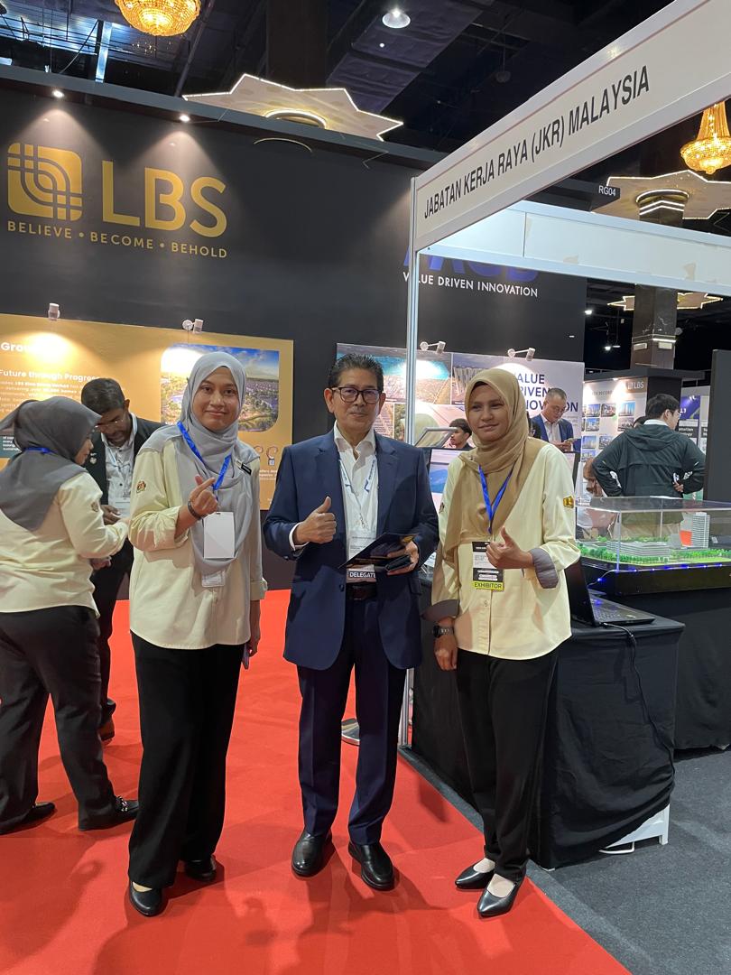 CerunJKR's tweet photo. Reruai JKR turut menerima kunjungan YBhg. Datuk Wira Ir. Roslan bin Ismail, KP Kerja Raya &amp; YB Tan Sri Dato’ (Dr.) Johari bin Abdul, YDP Dewan Rakyat.
@moworksmy 
@IPJKR_Official 
@RoslanisE 
@IrShaifuddin 
#IamJKR https://t.co/IcpyEHBz11