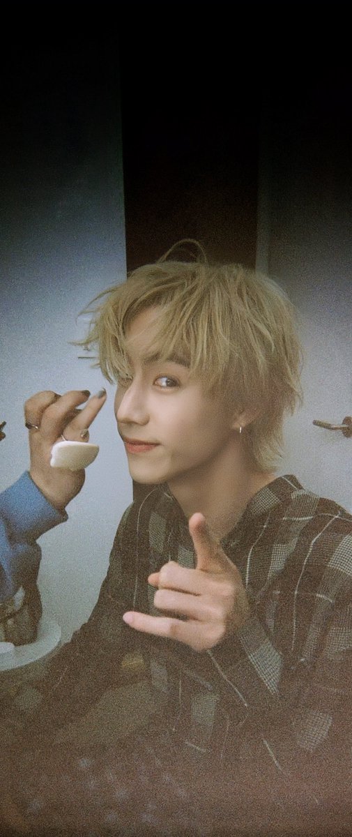 aoyaoeyy's tweet image. แปะ wallpaper สุดหล่อ ❤️💬