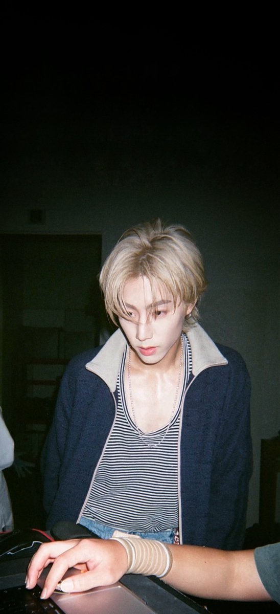 aoyaoeyy's tweet image. แปะ wallpaper สุดหล่อ ❤️💬