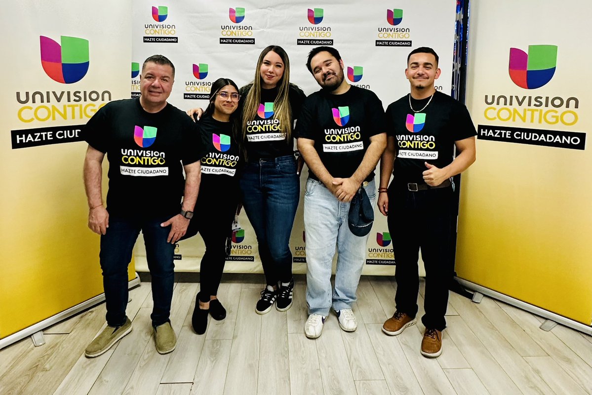 UnivisionAZ's tweet image. Today on #DiaNacionalDeLaCiudadania @UniContigo joins #PoderLatinx to celebrate this day by offering a citizenship class. If you qualify, don&apos;t wait any longer and #HazteCiudadano. Visit univision.com/contigo for more information.