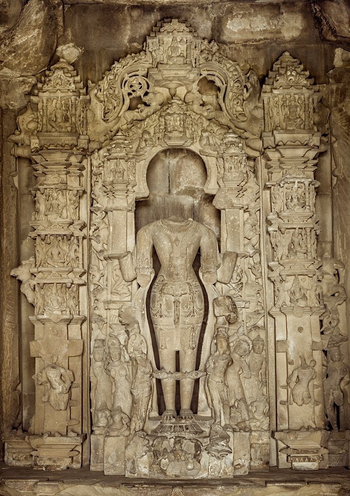 GaganPratapMath's tweet image. हाल ही में खजुराहो के जावरी मंदिर में भगवान विष्णु की खंडित मूर्ति की मरम्मत की याचिका सुप्रीम कोर्ट में पेश की गई थी!

CJI गवई बोले – “जाइए भगवान से कहिए, आप भक्त हैं तो प्रार्थना कीजिए।”

मूर्ति सिर्फ़ पत्थर नहीं, करोड़ों भक्तों की श्रद्धा का केंद्र है।

भक्तों की भावनाओं की…