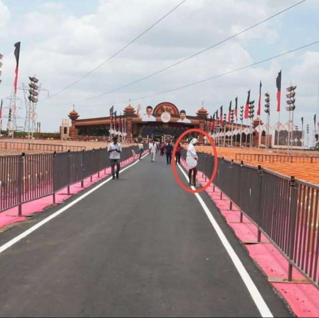 திமுக முப்பெரும் விழா ...
மாட்டு மூத்திரம் தான் தெளிக்ககூடாது .ஆனா, மனுஷ மூத்திரம் தெளிக்கலாம்