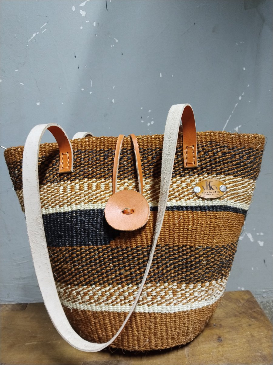 Dansh254gmailc1's tweet photo. Step out bold. Step out unique.
Our Kamba woven fine sisal handbag isn’t just a bag, it’s a lifestyle.
Eco-friendly.
Handmade with love.
Timeless African elegance.
Own yours today for only Ksh 1,200.
Stock won’t last.
#KithioKitu
#SisalElegance
#AfricanStyle
@nziokamul1 https://t.co/ciCnEIO7wo