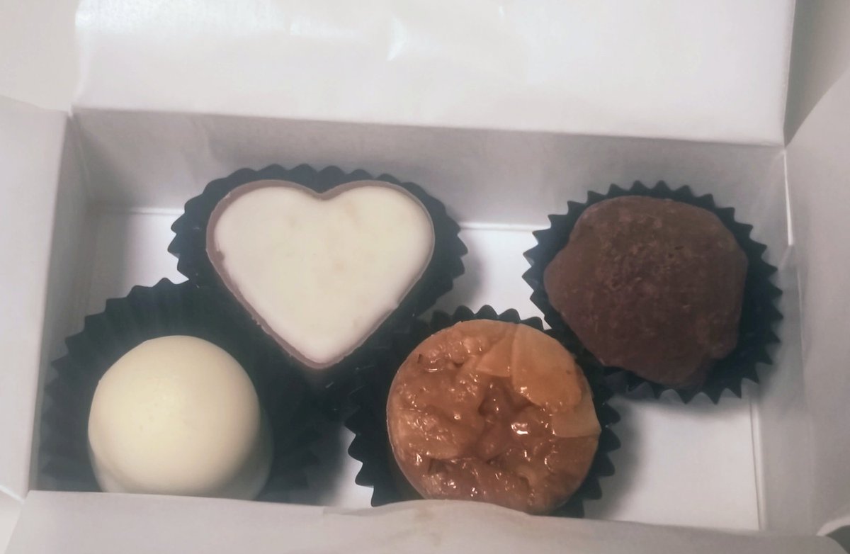 junchanvega's tweet photo. 昨日スイスのチョコレート専門店レダラッハが日本再上陸しました！
6月にチューリッヒのお店に行ってすっかり気に入ったのですが、
今回ＭＡＲＫＩＳみなとみらいにオープンということで行ってきました
本場のお店の雰囲気のままで、1つ１つ選んだり量り売りの割れチョコもありました✨️
#レダラッハ https://t.co/kCZEztnBkF