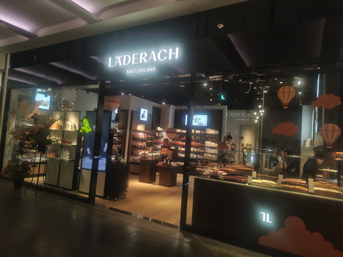 junchanvega's tweet photo. 昨日スイスのチョコレート専門店レダラッハが日本再上陸しました！
6月にチューリッヒのお店に行ってすっかり気に入ったのですが、
今回ＭＡＲＫＩＳみなとみらいにオープンということで行ってきました
本場のお店の雰囲気のままで、1つ１つ選んだり量り売りの割れチョコもありました✨️
#レダラッハ https://t.co/kCZEztnBkF