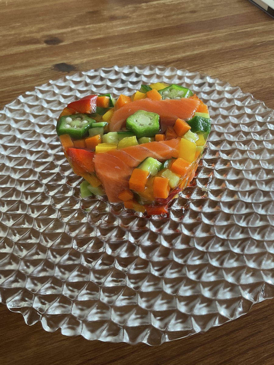 Cococino1's tweet photo. サーモンと野菜のテリーヌ試作してみました、食べるとき崩れちゃうのどうしたらいいでしょうか？ https://t.co/4QAuw2nB22