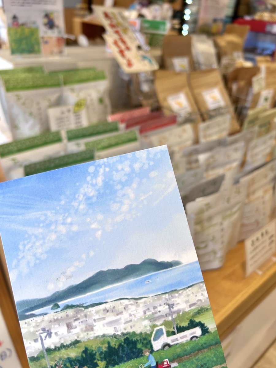 numazucourt's tweet photo. 9/21(日)10:30〜16:30
沼津茶無料試飲会で配布するサンクスカードの絵柄を一部チラ見せ🍵

静岡市のデザイナー punto a puntoさん描き下ろしの、愛鷹山の茶畑から沼津の街を眺めた風景を描いたハガキサイズのカードをプレゼント🎁

先着100名限定になりますので、当日はお早めにお越しください♪ https://t.co/XtsN8b7H7O