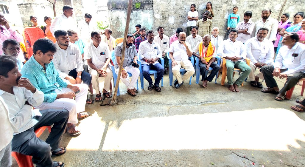 వరంగల్ జిల్లా గీసుగొండ మండలం చంద్రయ్యపల్లి గ్రామంలో ఇటీవలే మృతిచెందిన నాగారం మల్లయ్య,సమ్మక్కల కుటుంబాన్ని పరామర్శించడం జరిగింది.
<a href="/BRSHarish/">Harish Rao Thanneeru</a> <a href="/BRSparty/">BRS Party</a> <a href="/KTRBRS/">KTR</a>