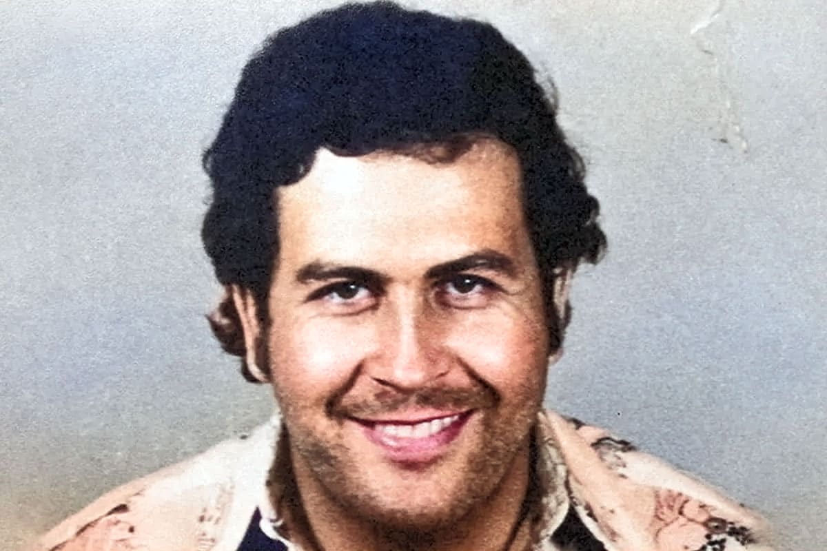 DatosAme24's tweet photo. 🇨🇴#Colombia - 🔴En 1982 Pablo Escobar fue elegido diputado del Congreso de Colombia por el Partido Liberal. Pero en 1983 pierde su escaño y es acusado por sus negocios ilegales. https://t.co/K7bi3Zrtu0