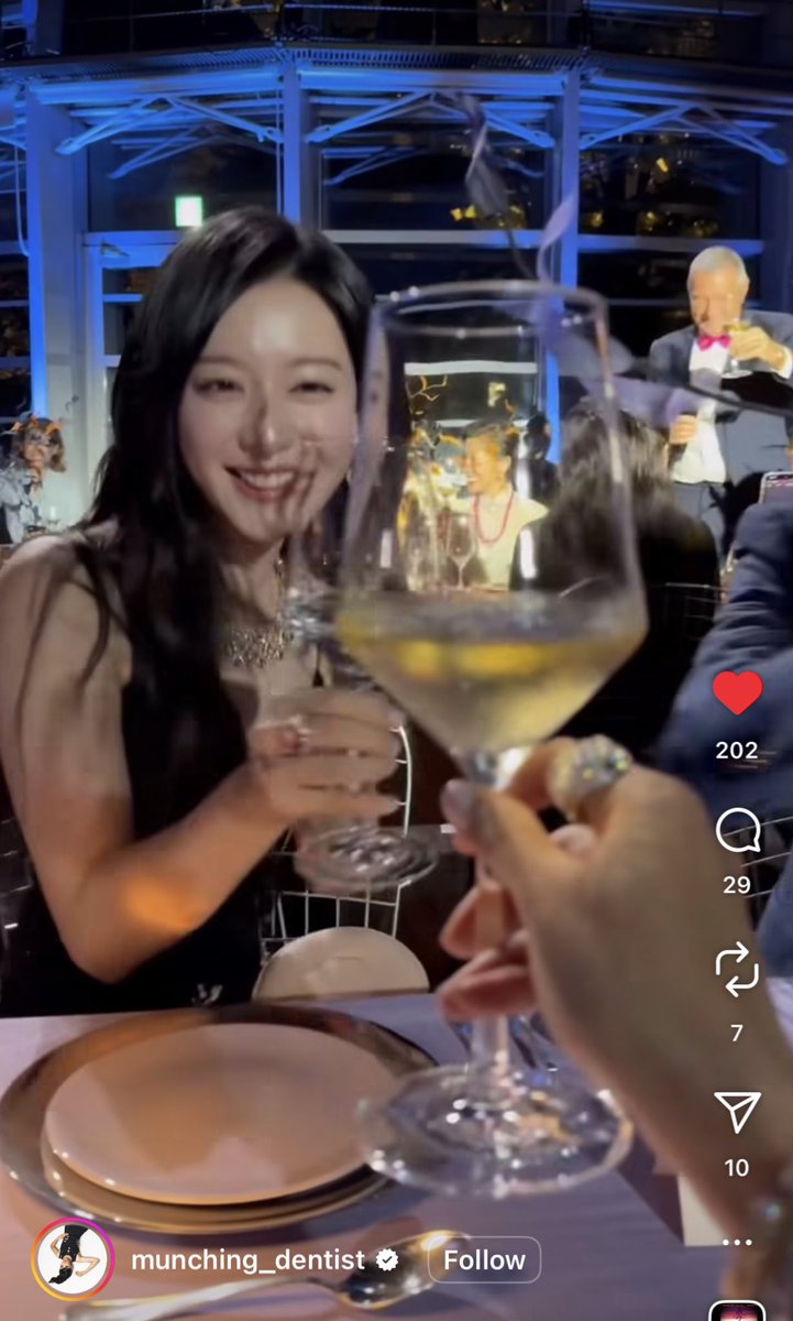 Livlywon1874681's tweet photo. Cheers to my kind of people… the water squad at fancy events 😂💦 https://t.co/6ReUs7FfeS