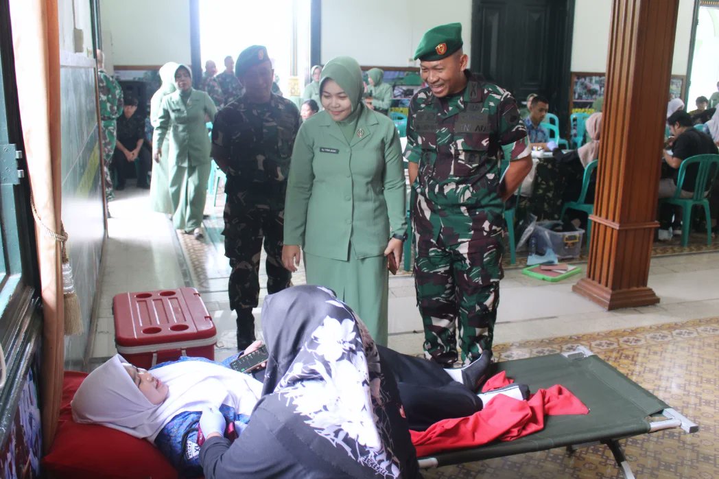 Kodim0721's tweet photo. Dalam rangka memperingati Hari Ulang Tahun ke-80 Tentara Nasional Indonesia (TNI) serta HUT ke-75 Kodam IV/Diponegoro tahun 2025, Kodim 0721/Blora menggelar kegiatan Bakti Teritorial Prima berupa donor darah dan penyaluran paket sembako. https://t.co/Zp0ZLIj3Uu
