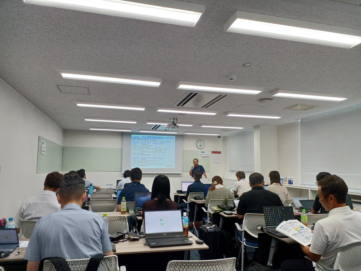 Geometrix_Ent's tweet image. こんにちはGEです✨😃❗
本日は日本写真測量学会主催の講習会に参加させていただいております☀️
最新のUAVや写真測量やレーザー測量が学べる貴重な機会となっておりますので更なる知見を高めていきたいと思います🙇
#DJI #UAV #ZENMUSEL2 #RIEGL #Matrice400
