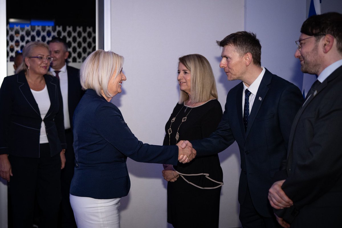 Ovaj ljigavi Nosorov nije smio Čoviću i HDZ ni riječi progovoriti, jer fotelja je fotelja, jebo principe. 
Sad se kao qrči i pravi pametan! 
Kakav nesoj!