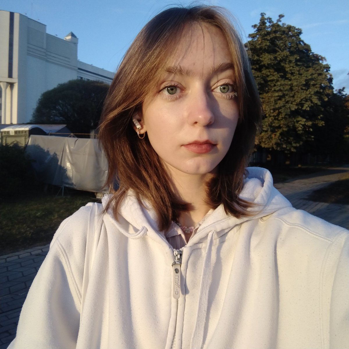 Сегодня такое хорошее утро!! Несмотря на то что я проспала (встала за 20мин до выхода) это утро было самым спокойным. Я даже позавтракала(я никогда не завтракаю)!!! Я даже в метро сижу в не стою.. А ещё сегодня очень красиво светит солнышко и у меня настроение слушать tv girl :3