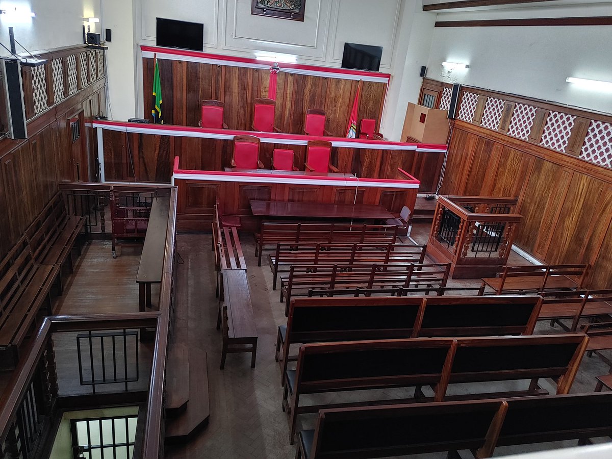 Mawakili 6 wa Serikali leo watajibu hoja zilizotolewa na Mh. <a href="/TunduALissu/">Tundu Antiphas Lissu</a> kuhusiana na hati ya Mashtaka kukosa vigezo vya kisheria.
Ni kwamba hati ya mashtaka haisemi hata kosa analoshtakiwa nalo. Kisheria hiyo inatosha kuifutilia mbali hii kesi.

Wahi Mahakamani.
TUTASHINDA