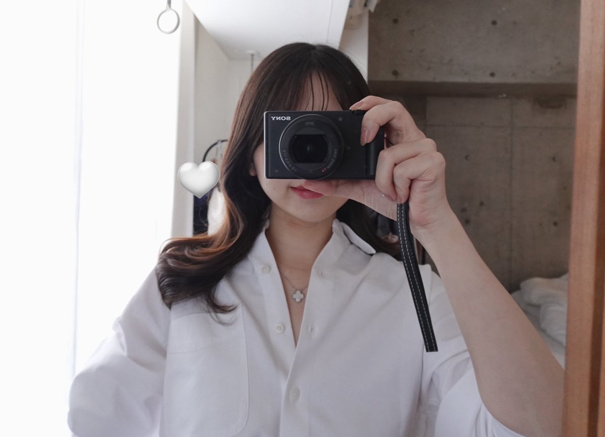 browncat_53's tweet image. UNIQLOのJW ANDERSONコラボのオックスフォードシャツ2色、セールだったので購入してみました👔🤍🩵
お手頃価格なのに生地がしっかりしているし裾にある刺繍ロゴがかわいい(パンツインで隠れるけど…笑)！🪡インしなくても、ショート丈だから可愛い◎
アクセサリーや小物次第で仕事にも普段着にも🆗💞