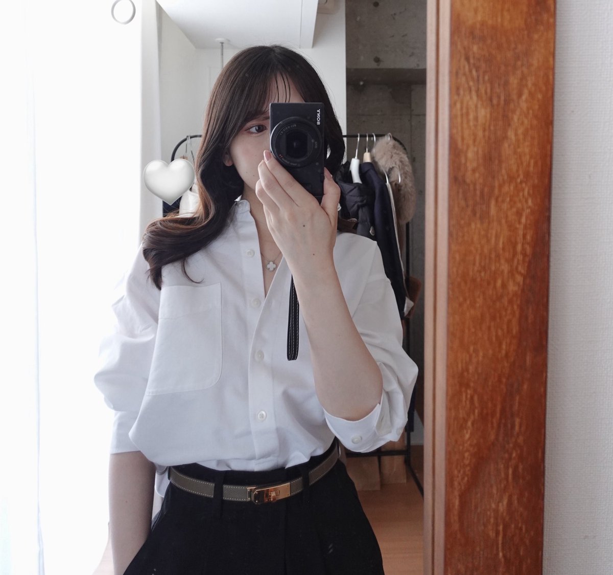 browncat_53's tweet image. UNIQLOのJW ANDERSONコラボのオックスフォードシャツ2色、セールだったので購入してみました👔🤍🩵
お手頃価格なのに生地がしっかりしているし裾にある刺繍ロゴがかわいい(パンツインで隠れるけど…笑)！🪡インしなくても、ショート丈だから可愛い◎
アクセサリーや小物次第で仕事にも普段着にも🆗💞