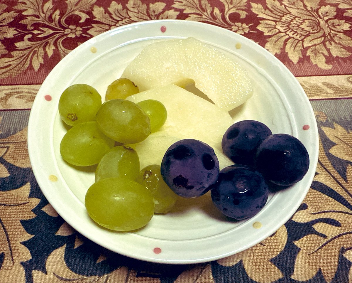 ちょっとした体調の変化があった時、現時点の体質を判断して、その状態を改善するために食事を利用するのが薬膳。

「秋は乾燥の季節🍂だから潤いを補給する梨を食べましょう」

___

その梨。
今のあなたに必要？
___

#梨は正義
#果物大好き だから関係なく食べるけどね！