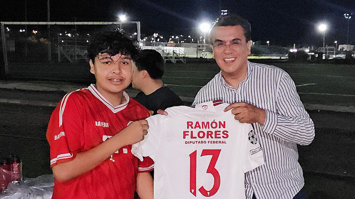 ramon_flores_'s tweet photo. Hoy en Guaymas entregamos uniformes al equipo juvenil Tiburones, junto a la diputada local @JazminGomezLiza y el regidor @soymannyn 

Apoyar al deporte es apostar por juventudes más sanas y con mejor futuro. ⚽️ https://t.co/PphUz3iIiR