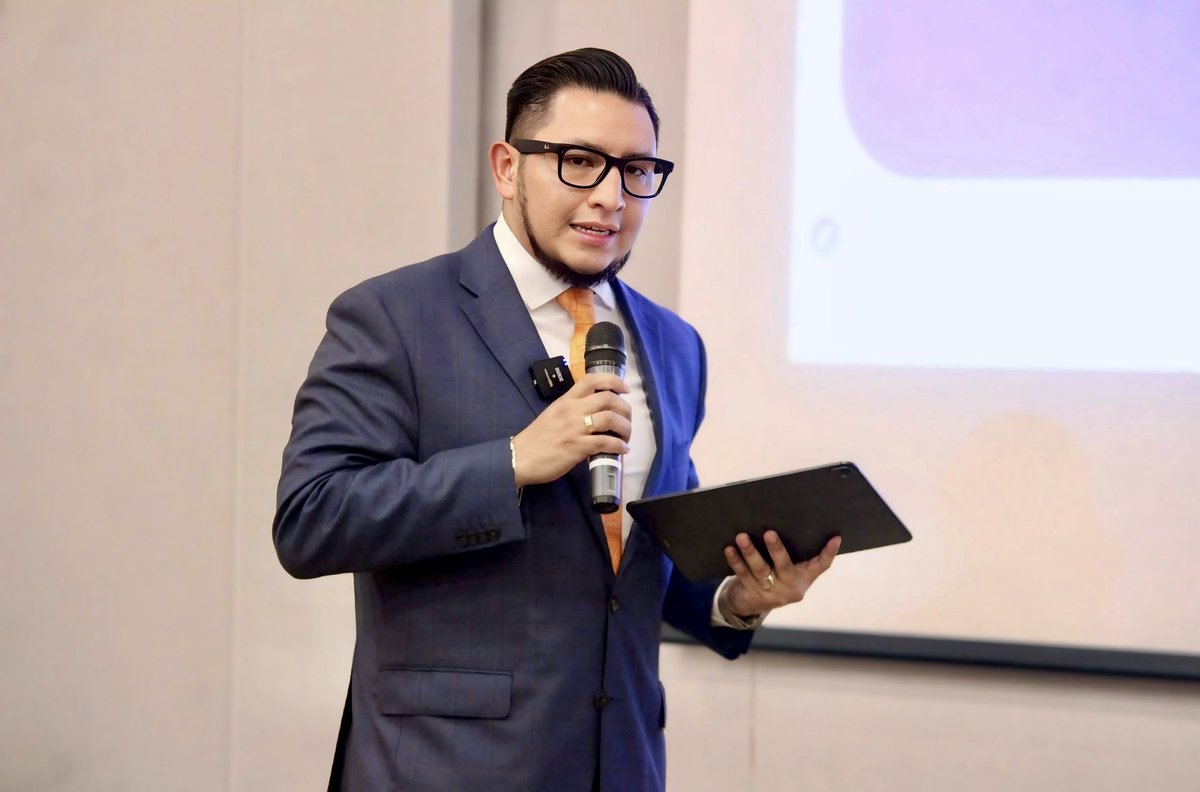 Agradezco al G∴A∴D∴U∴ la dicha de haber compartido mi pensamiento jurídico en Roma, cuna del Derecho, como quien deposita una humilde voz en el río eterno de la historia.