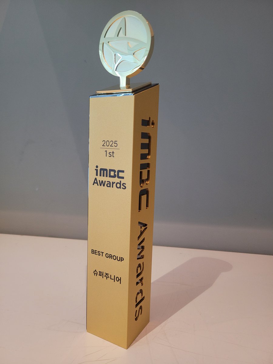 Cucumber_suju13's tweet image. #SUPERJUNIOR ครบรอบ 20 ปี ความแมสก็ไม่เคยหยุด 
ได้ถ้วย 🏆 มาอีกแล้วค้าบบ

 🏆 𝙞𝙈𝘽𝘾 𝘼𝙒𝘼𝙍𝘿𝙎 🏆|#BestGroup 

เอสเจปังเสมอ พี่จะอยู่ของจริง