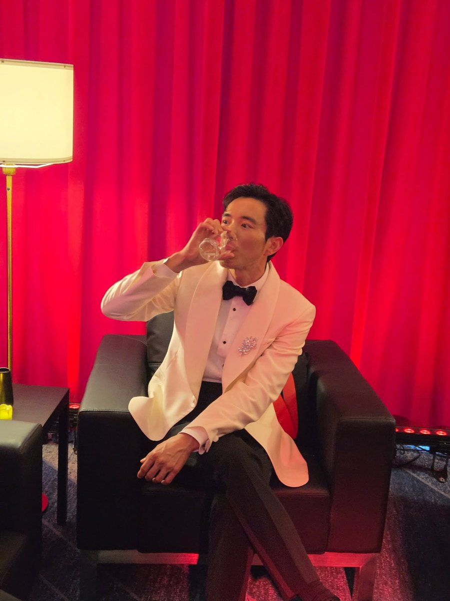 nitneednit's tweet photo. 신랑보단 신부에 가깝게 느껴지는 이유가 뭘까...
버진로드에서 손잡고 냅다 튀고싶네 https://t.co/6t13t1tJXp