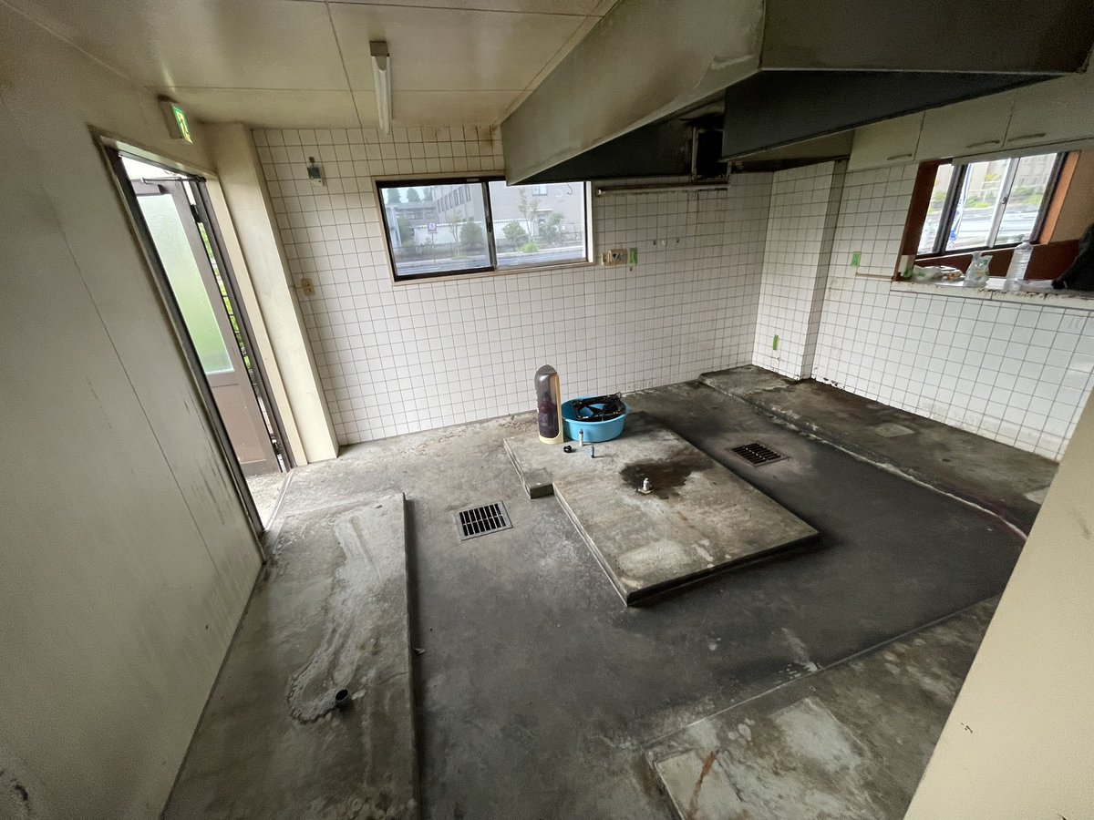 こんにちは！
今日はビス打ちとキッチン清掃に着手🧹🪣🧽
油汚れがかなり強敵なので、匂いが気にならないくらい落ちるか…正直ちょっと心配。
でも仕上がりが楽しみです！

#ENTRYなう #ボードゲームカフェ