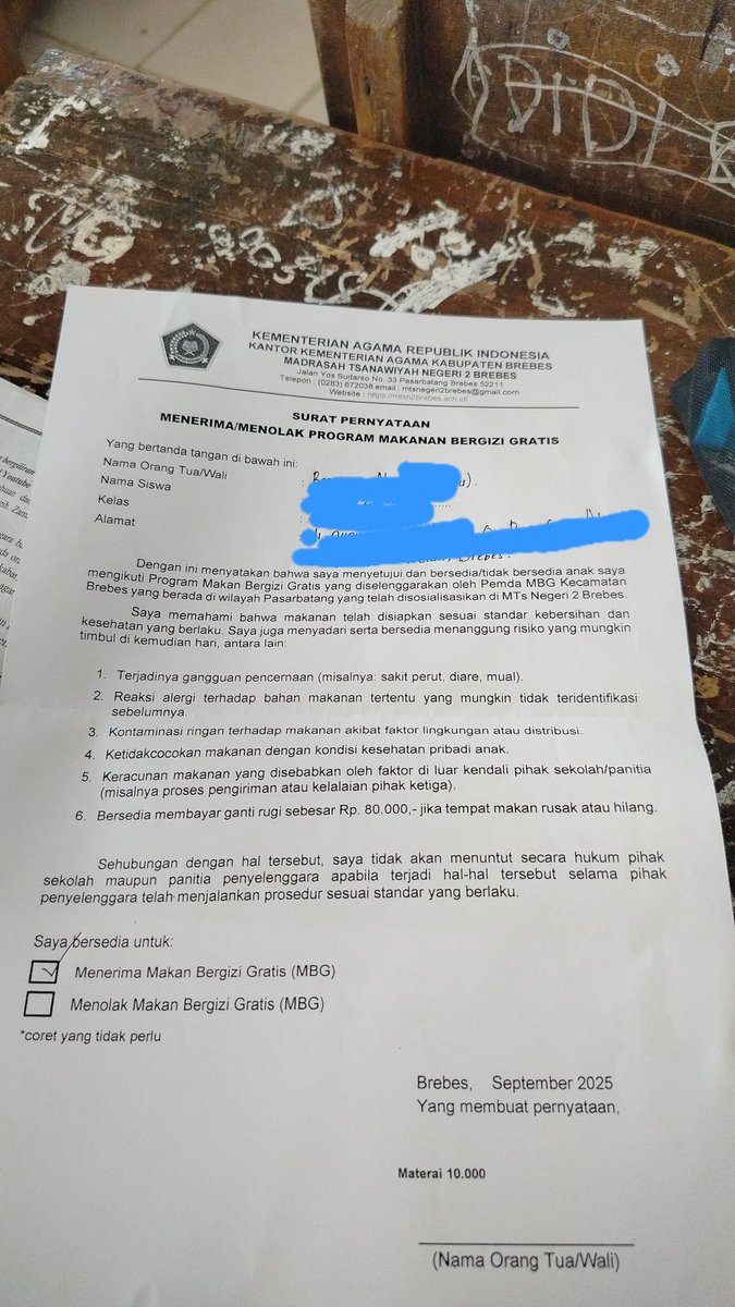 <a href="/MrOngDedy/">Dedy Ong</a> kan orang tua / siswa sudah menandatangani surat pernyataan tidak akan menuntut apabila ada kejadian keracunan. Yang bisnis dapur gizi aneh, mau cuannya tapi gak mau resikonya