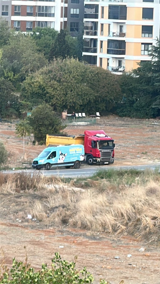 cnstsn95's tweet photo. Saat 7.24 hayırdır ? Hem de 2 araç birden ve mavili aracınız akşama kadar nöbet mi tutacak ? Tuzla Belediyesi aracı  @cattingwoman (yardım ) https://t.co/cRwOkraAOI