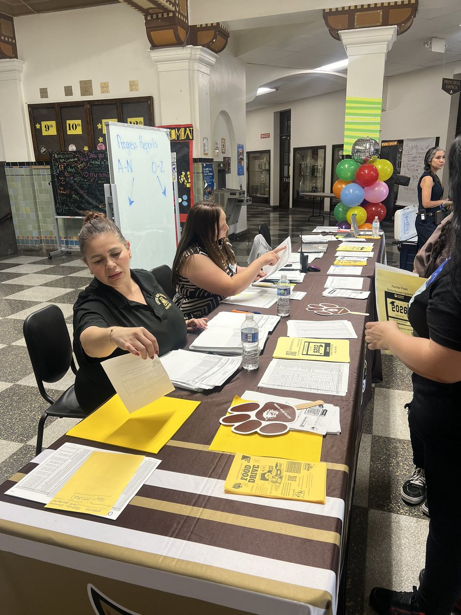 rosalesflorEP's tweet photo. #PanthersLevelUp ๐ When your Admin works the tables at Parent/Teacher conferences ๐ #leadingwithintent Thank you ๐EHN for always being present #mentalhealthmatters @maribelruiz2015 @MartyTeran915 @SamuelMari67458 @bpallare @RubyLucero23 https://t.co/dUBM3Yl2Li