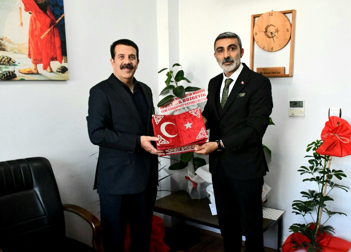 DrAhmetGok's tweet photo. Şahinbey İlçe Milli Eğitim Şube Müdürlerimiz Sayın Alev ÖZEN hanımefendiyi, Sayın İsmail ÖNCEL ve Sayın Mehmet Nazif ERCEMAL beyefendileri ziyaret ettik.
Allah cc. başarılarını daim eylesin inşallah. https://t.co/cy9ubVefBX