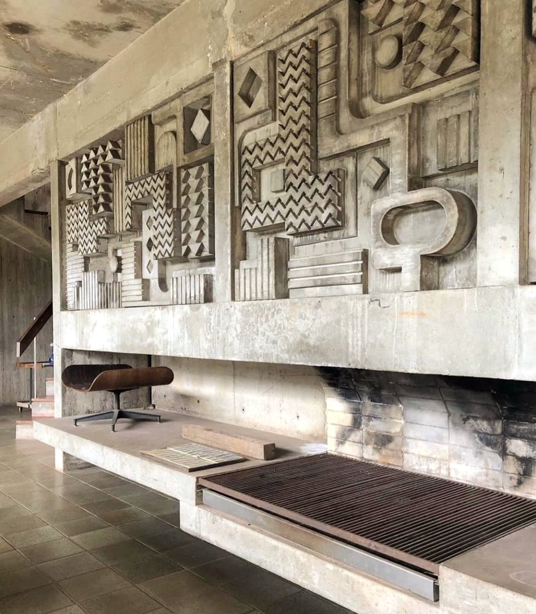 luusssso's tweet photo. An incredible Brutalist fireplace design at Casa Broos in São Paulo, Brazil (1978) https://t.co/TcISc9jIJh