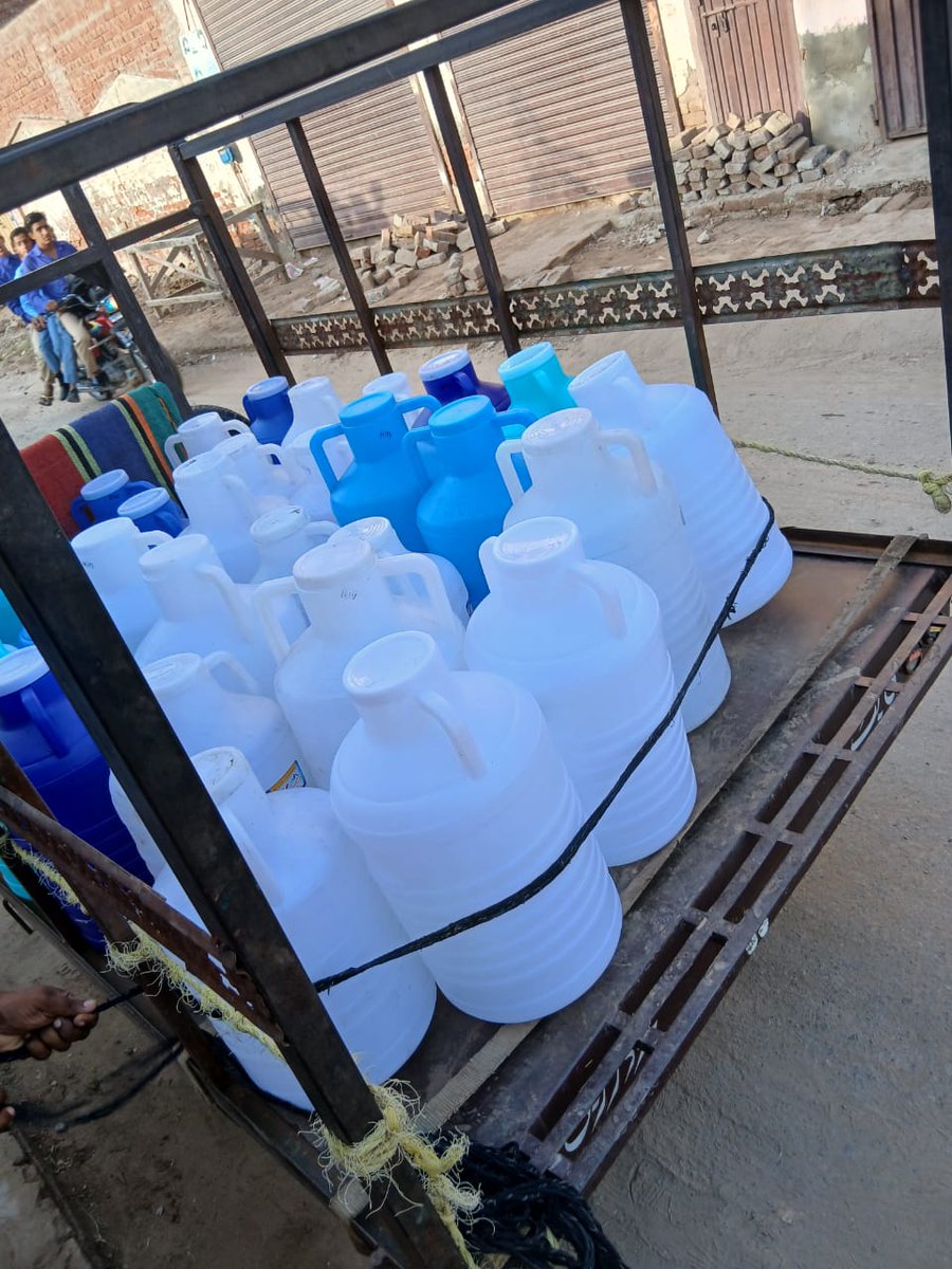 بسم اللہ۔۔۔ ملتان علاقے میں تیسرا دن۔۔ صبح سویرے درخانہ 17 D میں پانی پہنچایا جارہا ہے۔۔
یہ قریباً 800 لیٹر پانی ہے۔۔ یہ دو پھیرے لگائے گا اج۔۔