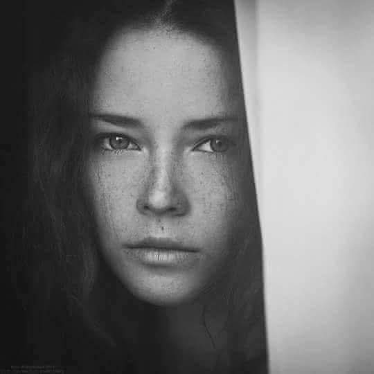 Belki de konuşuyordur gözlerin ; 
ama ben gözce bilmiyorum ki ;
Sessizce biliyorum,usulca biliyorum, masumca biliyorum...
               ~Cemal Süreya ~